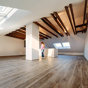 Blick in die Maisonette Wohnung - Sichtbare Kehlbalken