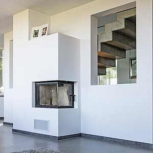 Haus L - Wohnraum / Kamin / Treppenskulptur