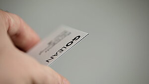 Corporate Design GOLEAN - Visitenkarte Weiß mit schwarzem Kantenschnitt